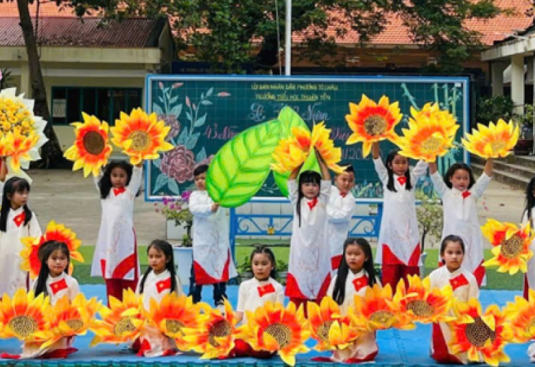 Tiết mục văn nghệ của các em học sinh trường Tiểu học Thuận Yên